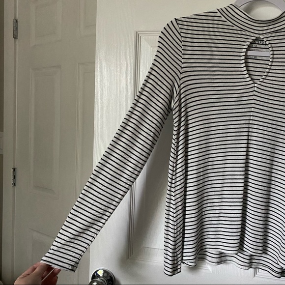 American Eagle striped keyhole ribbed mock-neck long sleeve top - Picture 3 of 6